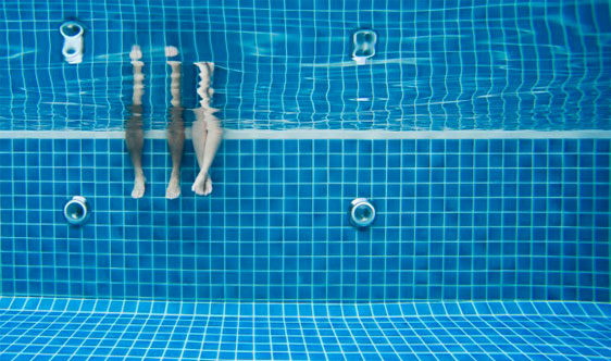 this shows the feet of 2 persons in the pool.